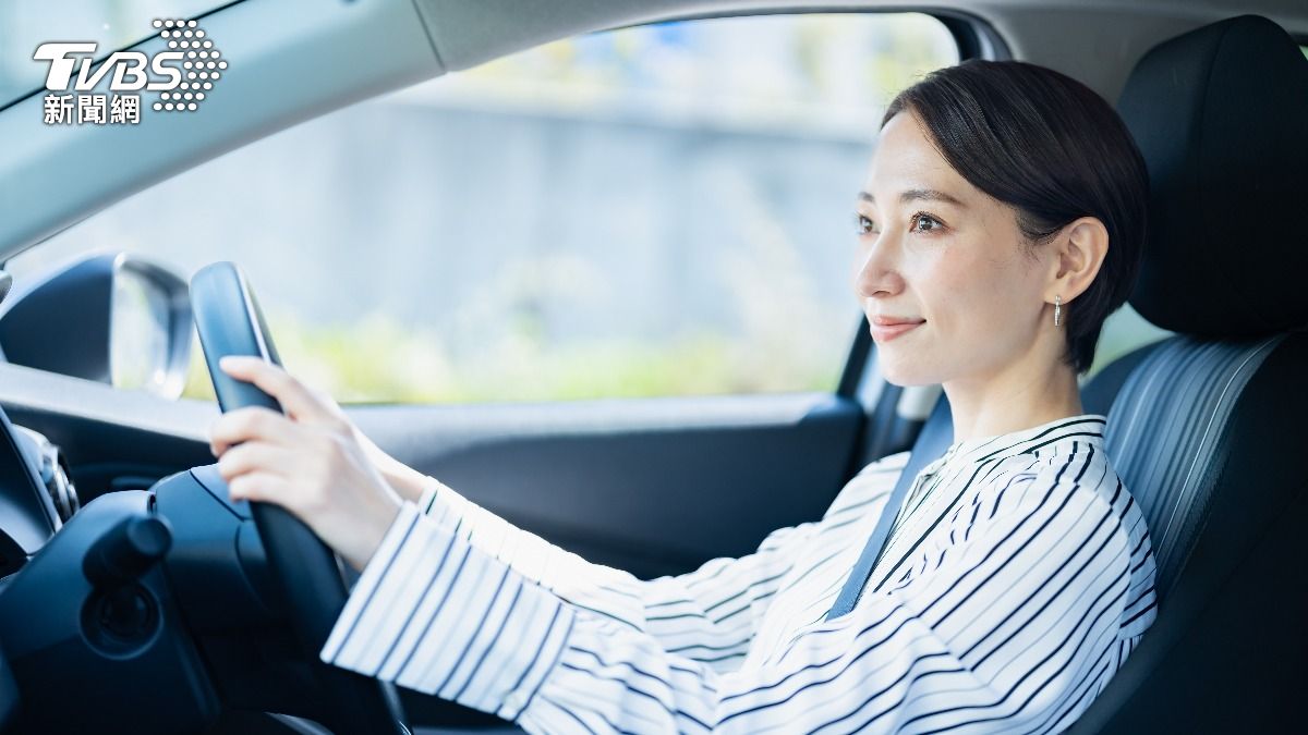 女性駕駛開車時比男性駕駛更為謹慎。（示意圖／shutterstock達志影像）