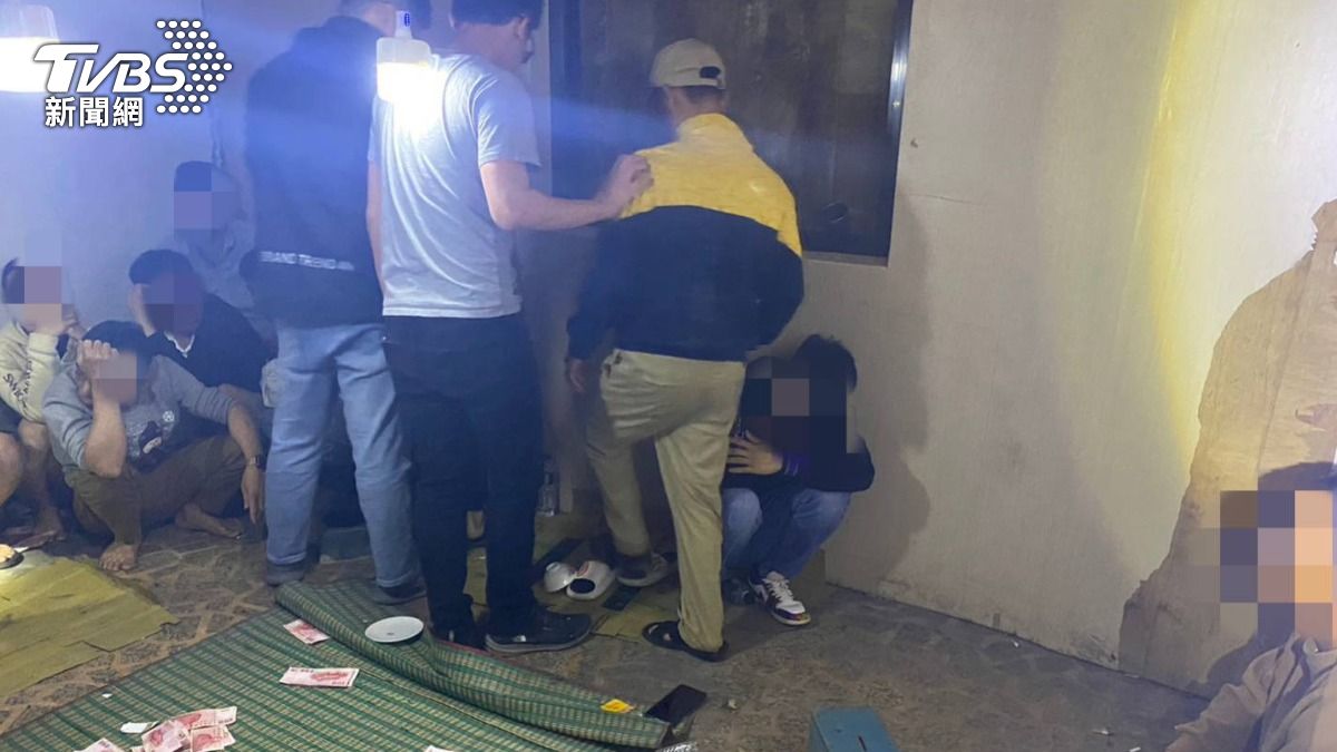 越南移工廢棄屋開賭場，警方深夜突襲逮人。（圖／TVBS）