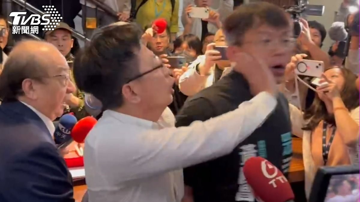 Lawmakers clash at Legislative Yuan over reform bills (TVBS News) Lawmakers clash at Legislative Yuan over reform bills