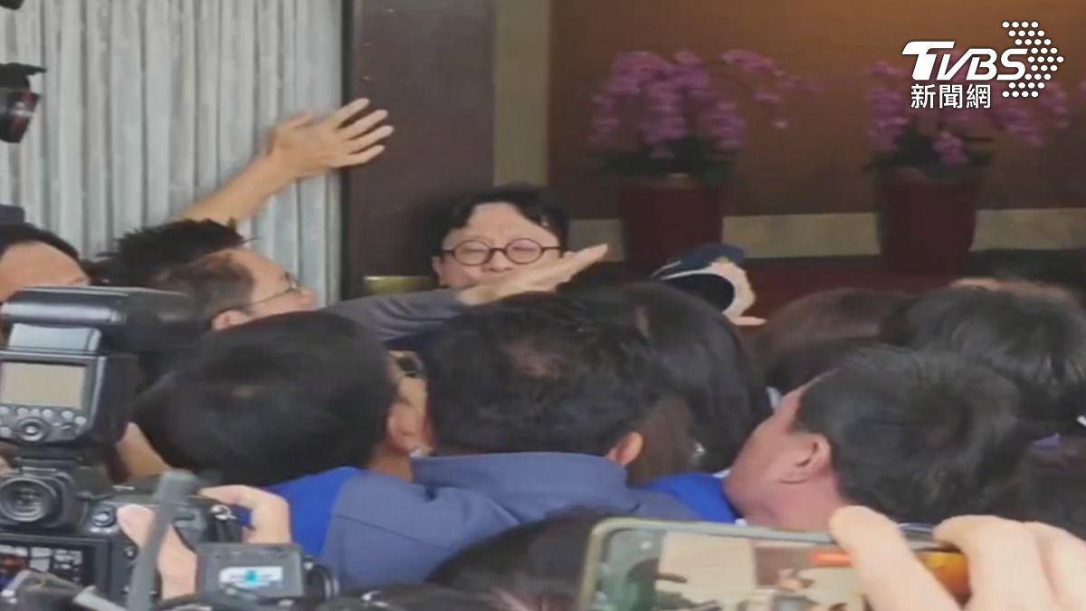 民進黨立委王美惠把立院駐衛警的帽子打下來。（圖／TVBS）