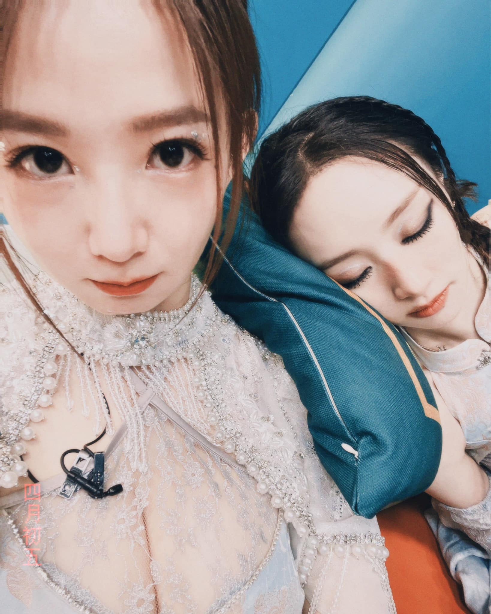 郭書瑤（左）出賣隊友鄭龍珠，傲人上圍成焦點。（圖／翻攝自郭書瑤臉書）