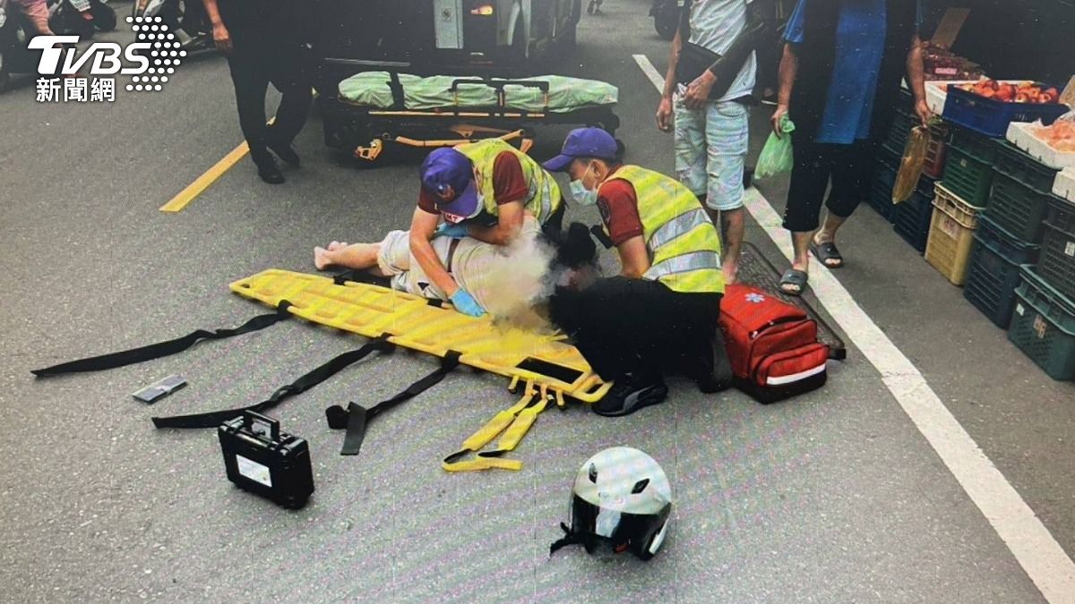桃園8旬老翁過馬路遭撞「噴飛」，緊急送醫。（圖／TVBS）