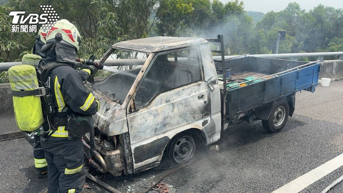 國１小貨車起火燃燒。（圖／TVBS）