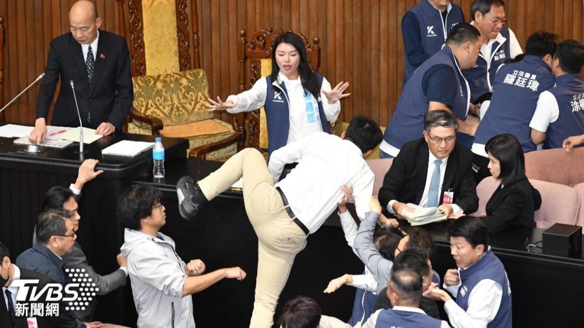 立法院爆發衝突，立委郭國文欲跳上主席台。（圖／胡瑞麒攝）