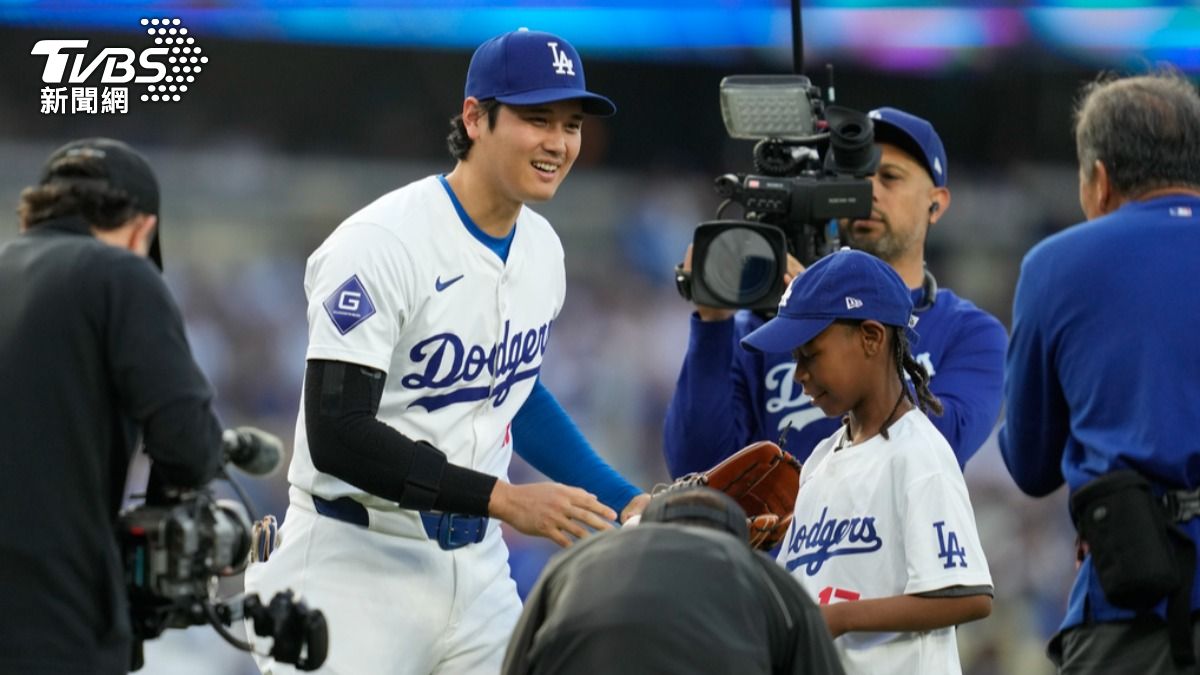 大谷翔平和阿爾貝托是道奇隊17日比賽的開球搭檔。（圖／達志影像美聯社）
