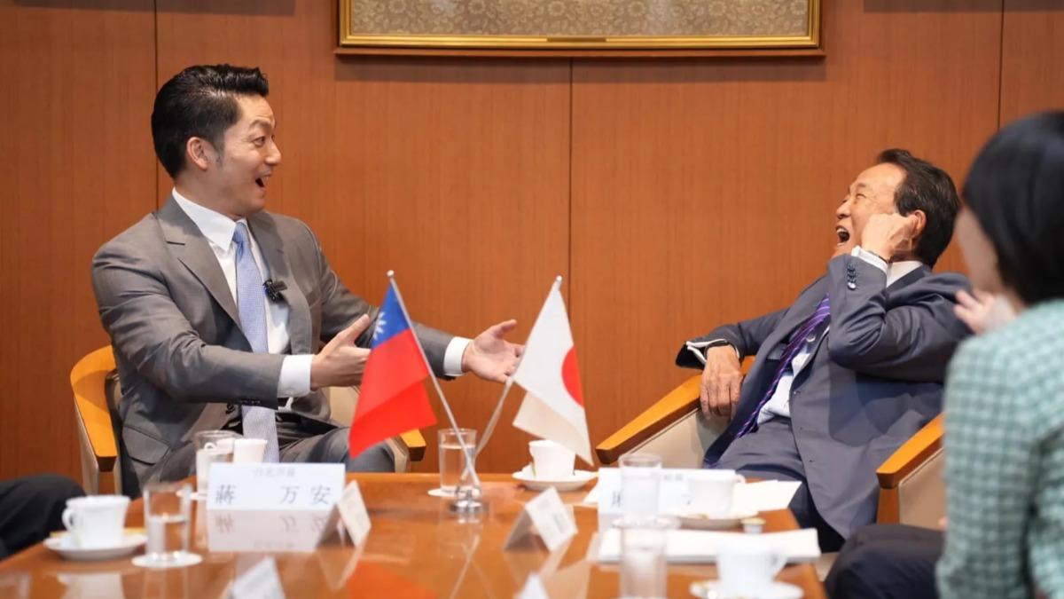 蔣萬安訪問日本，與前首相麻生太郎相談甚歡。（圖／翻攝自蔣萬安臉書）