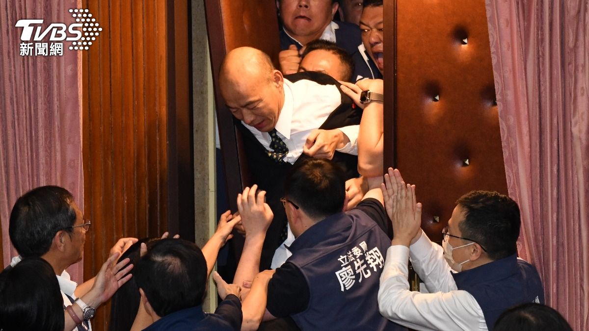 立法院長韓國瑜深陷朝野衝突，西裝外套突被拉扯。（圖／胡瑞麒攝）