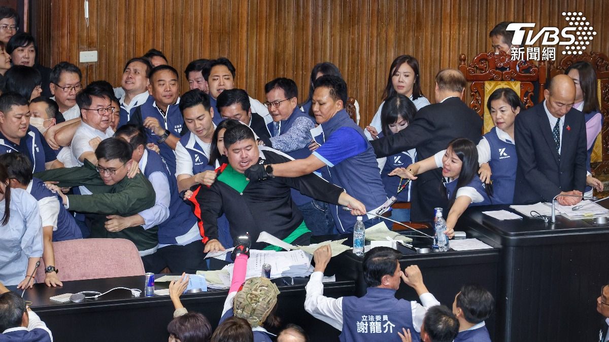 立法院長韓國瑜（圖右）低頭靜待衝突結束。（圖／葉志明攝）