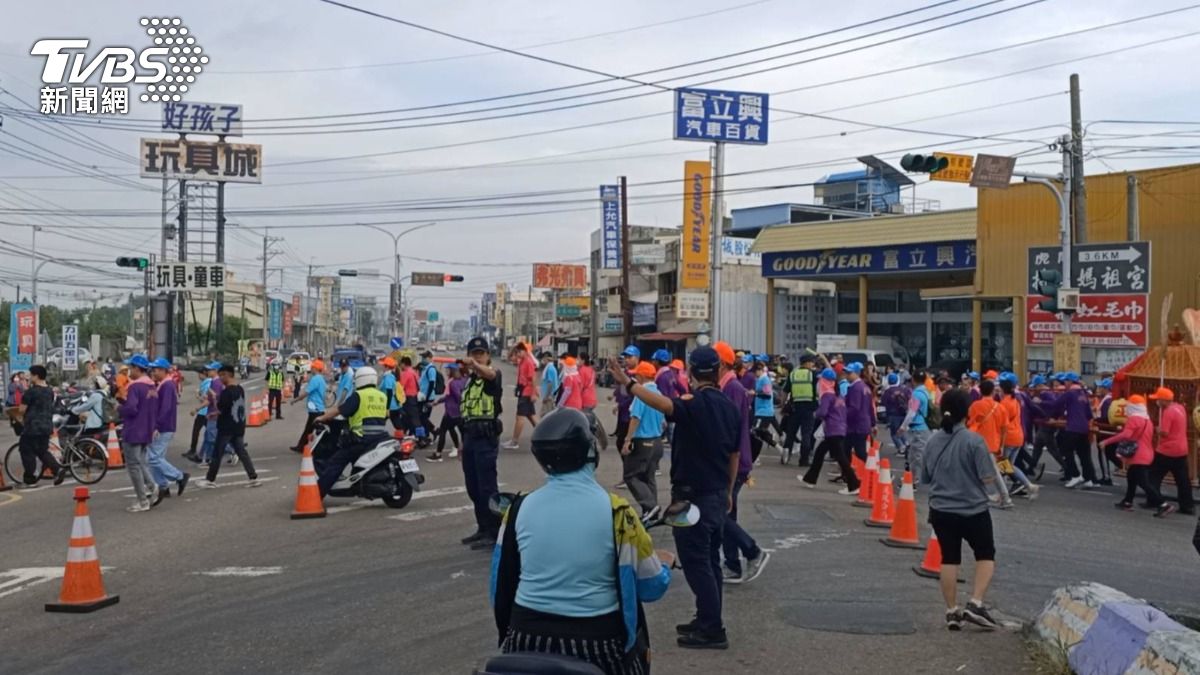 虎尾分局動員超過百名警、民力,沿途加強交通疏導工作。(圖/TVBS)