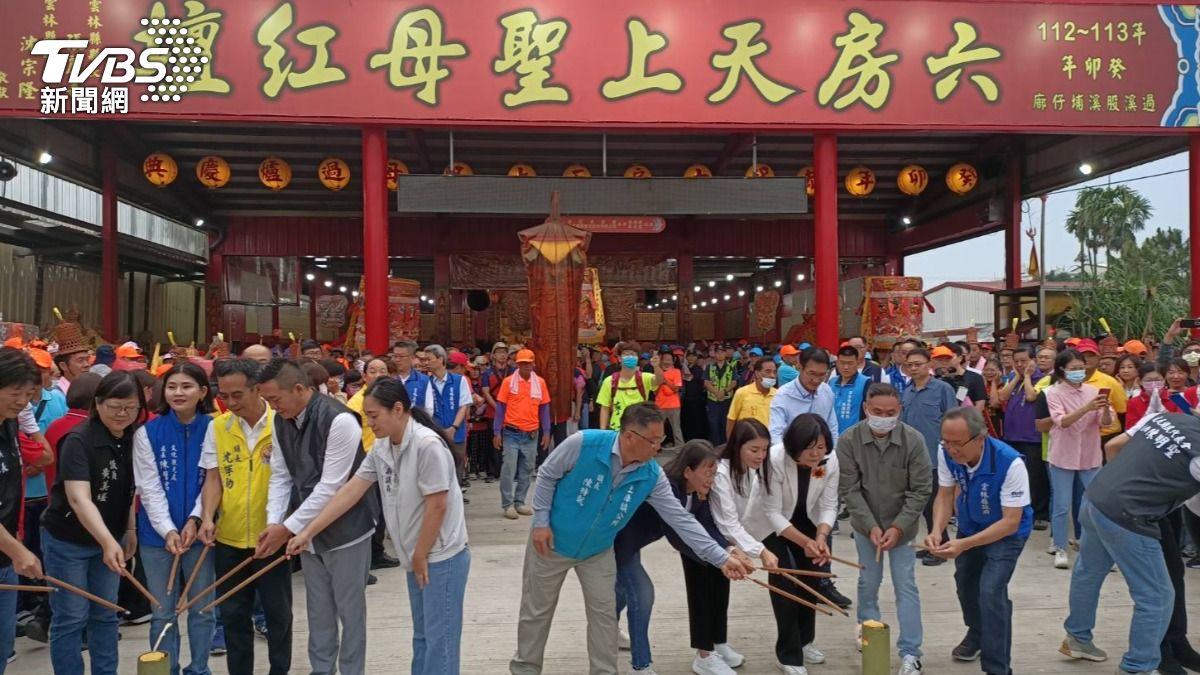 今晨6時「六房媽祖過爐遶境」登場。(圖/TVBS)