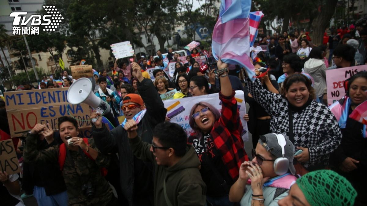 秘魯政府將性別認同歸入心理健康問題，引發LGBTQ+團體撻伐。（圖／達志影像美聯社）