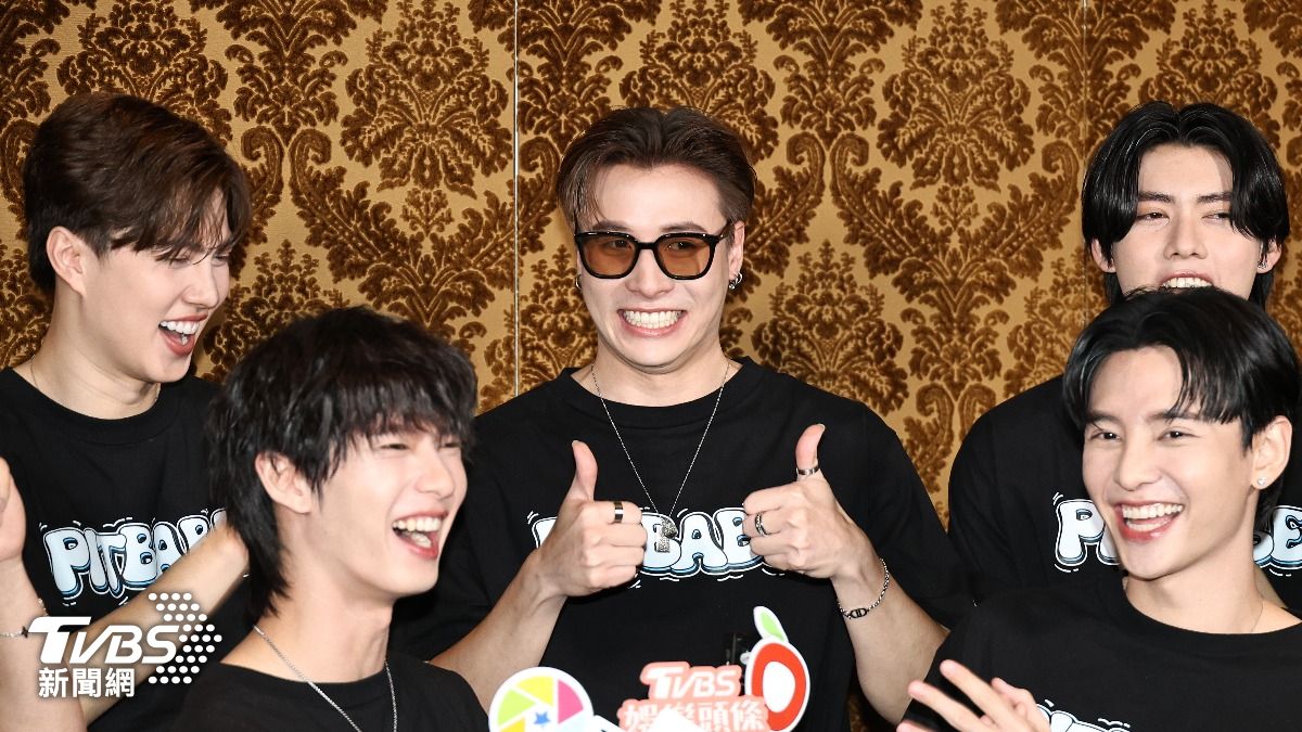 Michael(中)說今天的小祕密就是第一次戴上新買的墨鏡。(圖/張哲鳴攝)