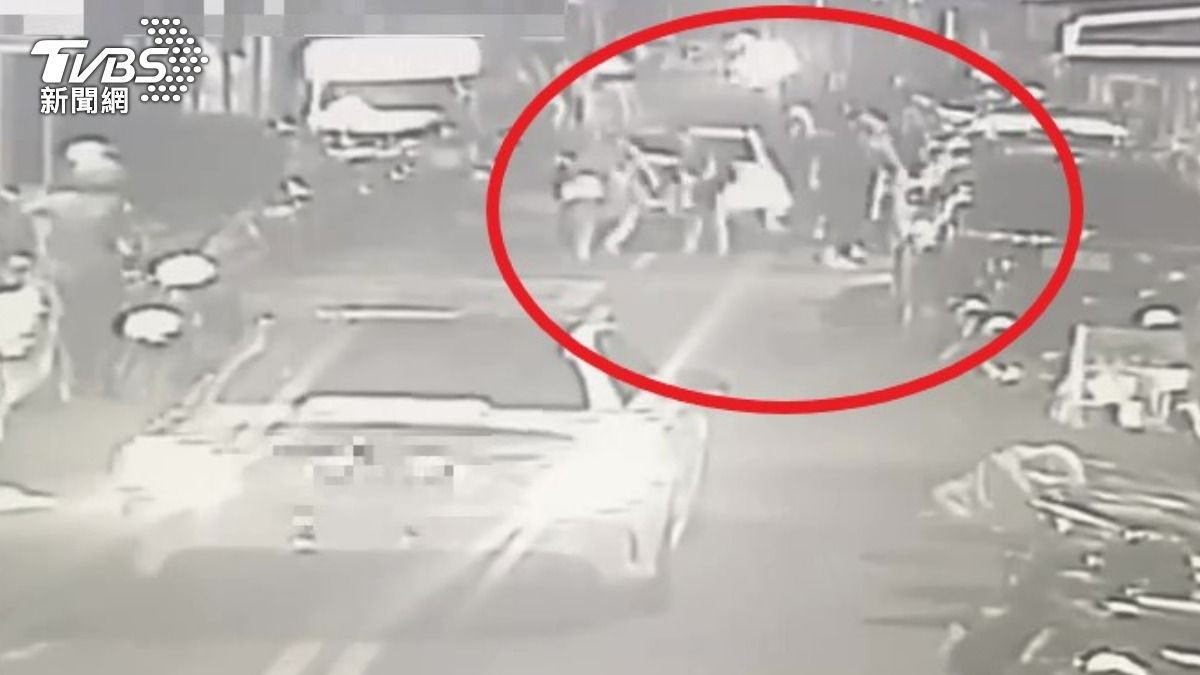 7名惡煞出現在大街上砸車還傳出槍響。（圖／TVBS）