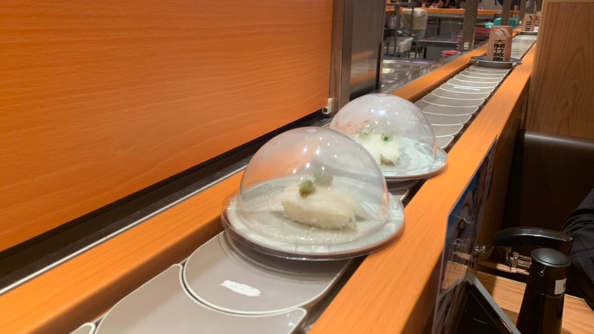 有民眾到連鎖壽司用餐，竟看到壽司上有蛞蝓。（圖／北市衛生局提供）