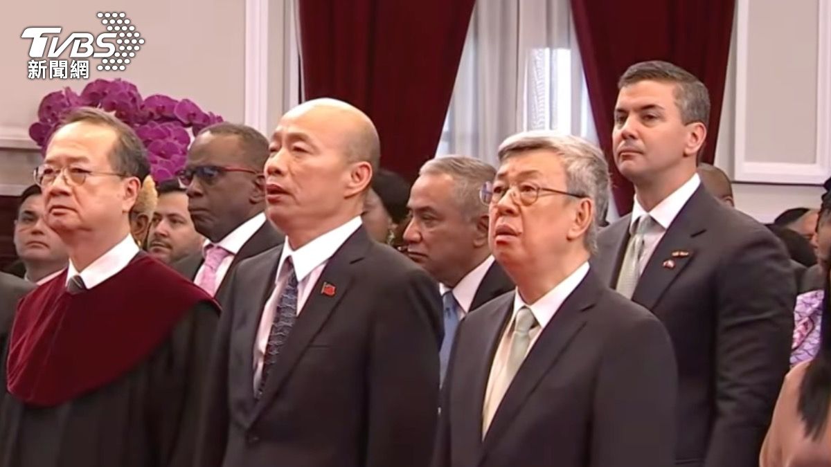 立法院長韓國瑜參加新任總統宣誓典禮在府內高唱國歌。（圖／TVBS）