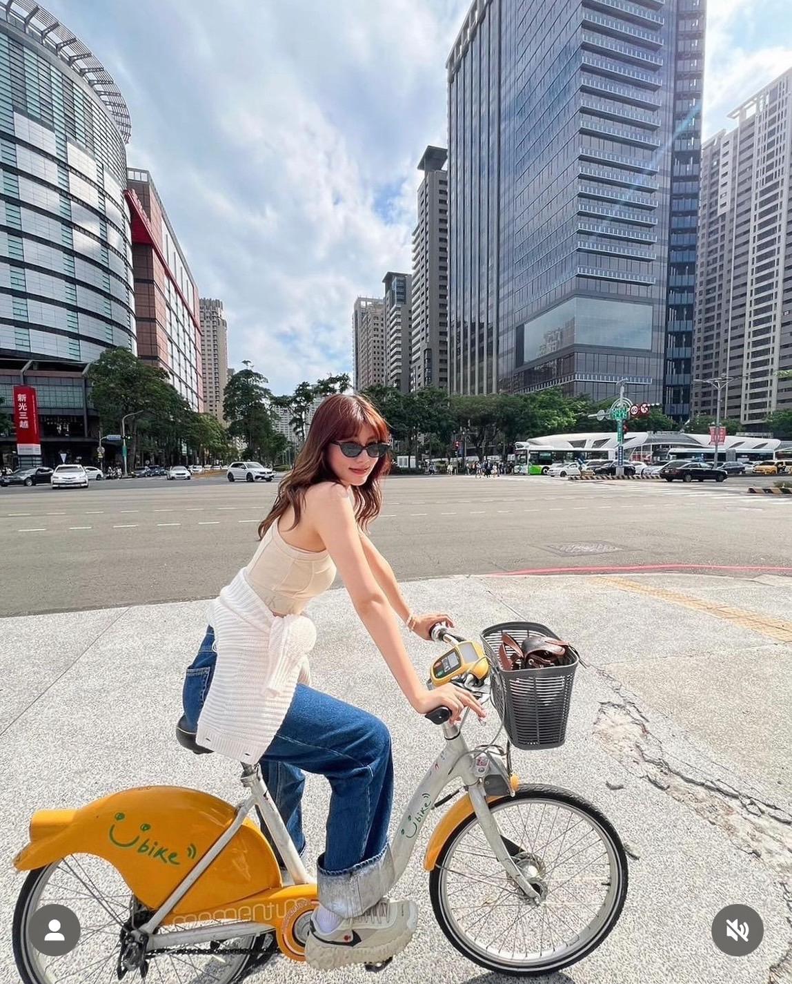 阿部瑪利亞在台中街頭騎腳踏車。（圖／翻攝自阿部瑪利亞Instagram）