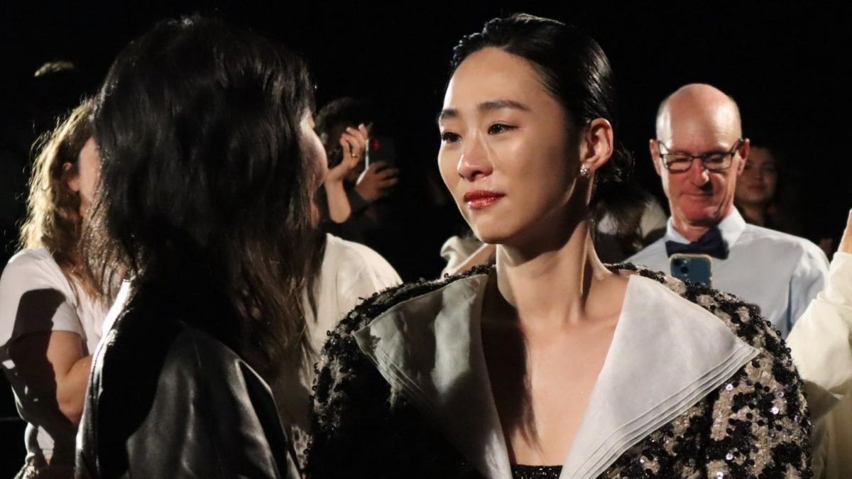 吳可熙在坎城影展《藍色太陽宮》首映會上，與導演Constance Tsang哭成一團。（圖／CAA提供）