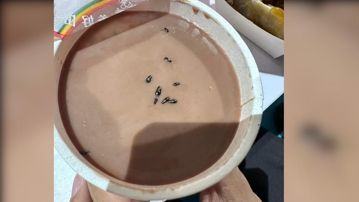 網友發現8隻小蟑螂浮在早餐店的飲料上。（圖／翻攝自爆怨2公社臉書）