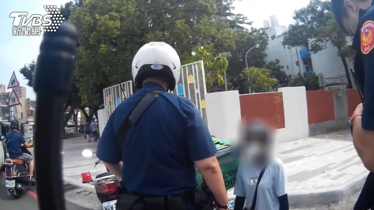 台中女外送員違反交通規則，直接當街下跪求情。（圖／TVBS）