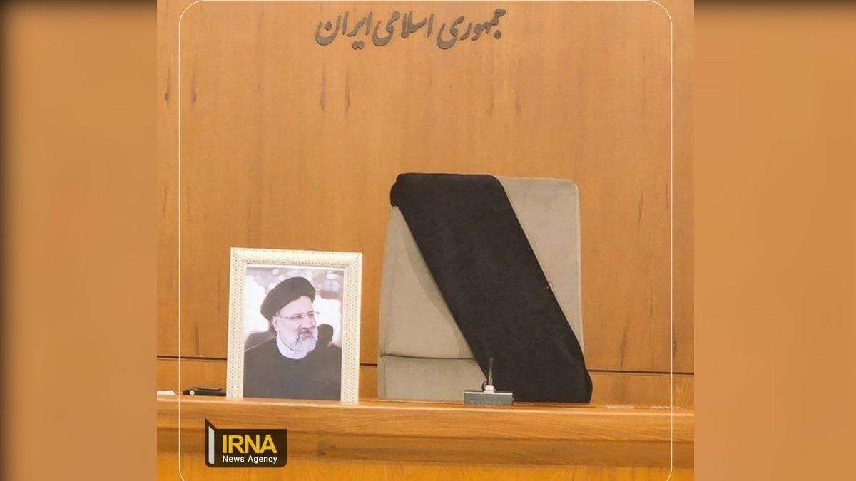 伊朗媒體發布照片悼念，顯示已故總統萊希（Ebrahim Raisi）平常坐的椅子上掛著黑色腰帶。（圖／翻攝自 IRNA）