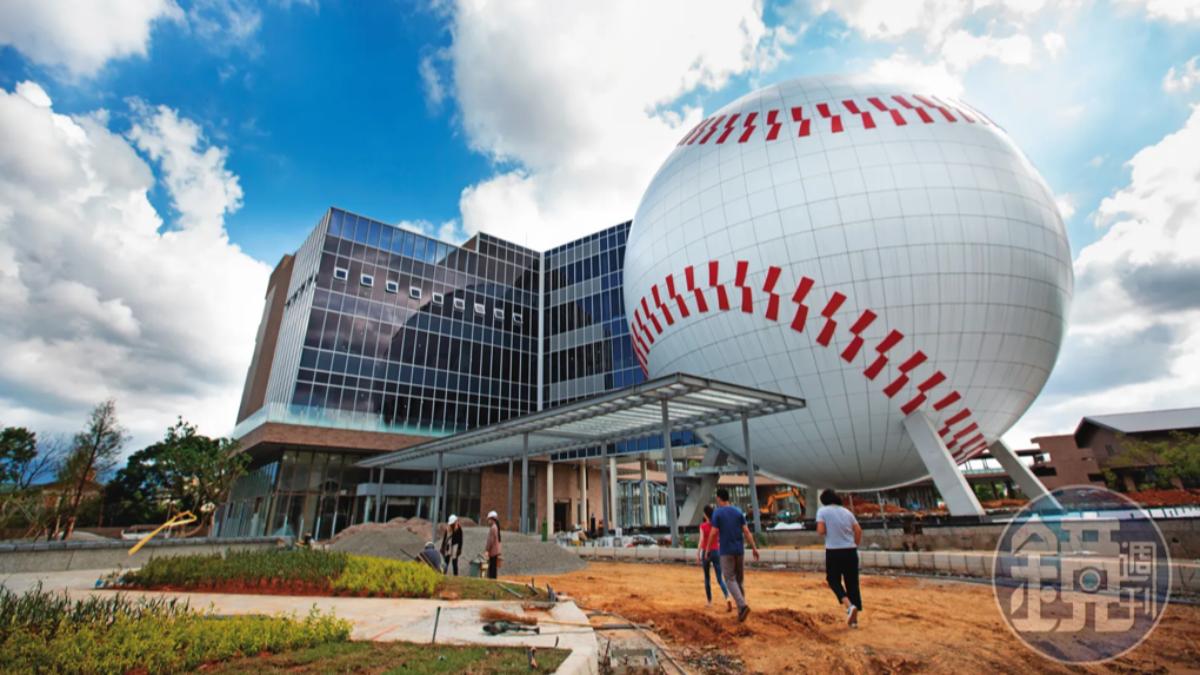 棒球名人堂是長達32公尺的球形建築，一旁緊連著名人堂花園飯店。（圖／鏡週刊）