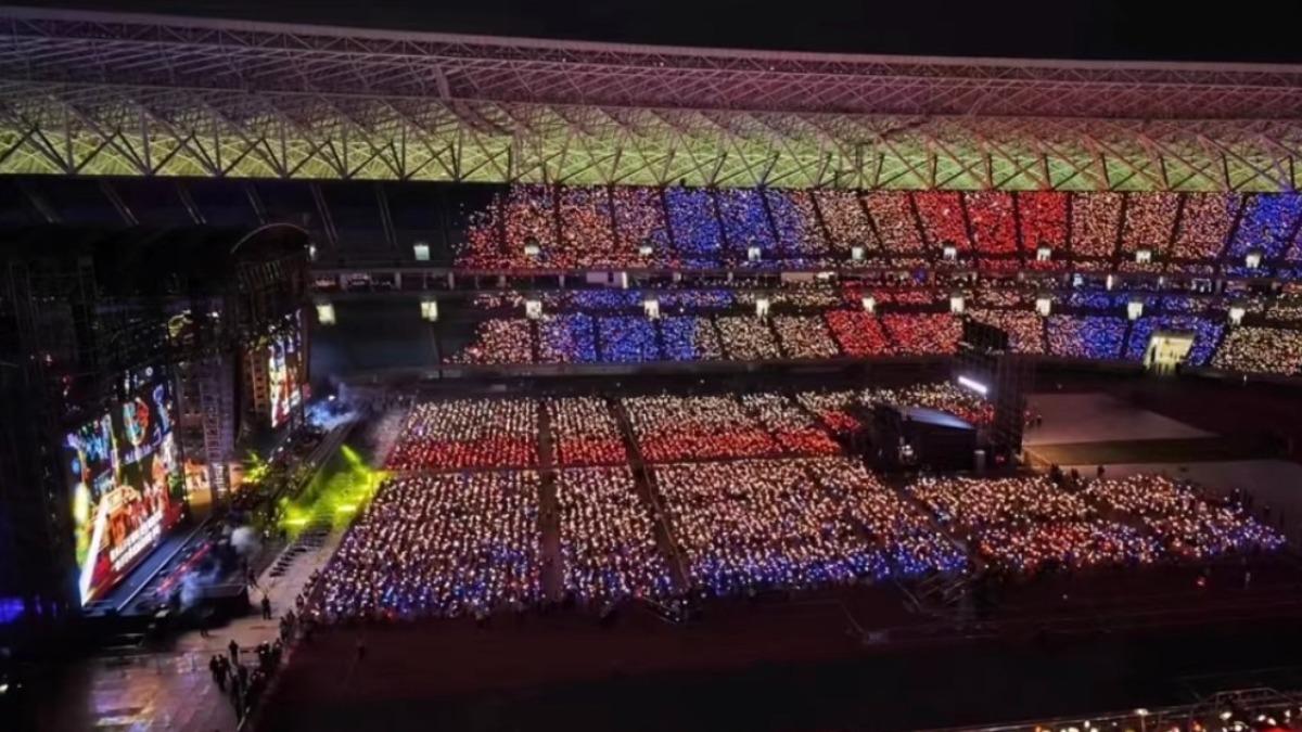 歌迷買看台區最貴門票螢幕視線不良。(圖/翻攝自微博)