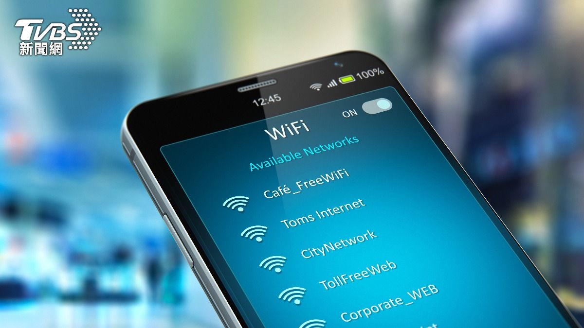 使用公共場所的免費Wi-Fi可能會讓個人資料陷入在網路外洩的疑慮。（示意圖／達志影像shutterstock）