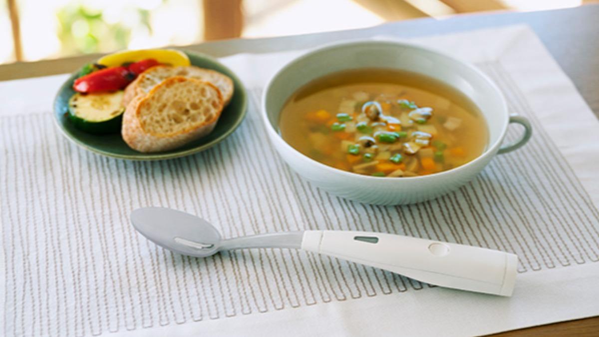 日本麒麟公司推出「電子湯匙」，利用科技讓食物更有味道，減少人們攝取過多鹽分。（圖／翻攝自Kirin Holding）