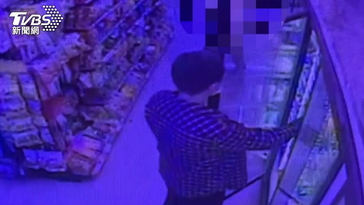 基隆警方公布簡男在超商偷走了2瓶飲料的監視錄影畫面。（圖／TVBS）