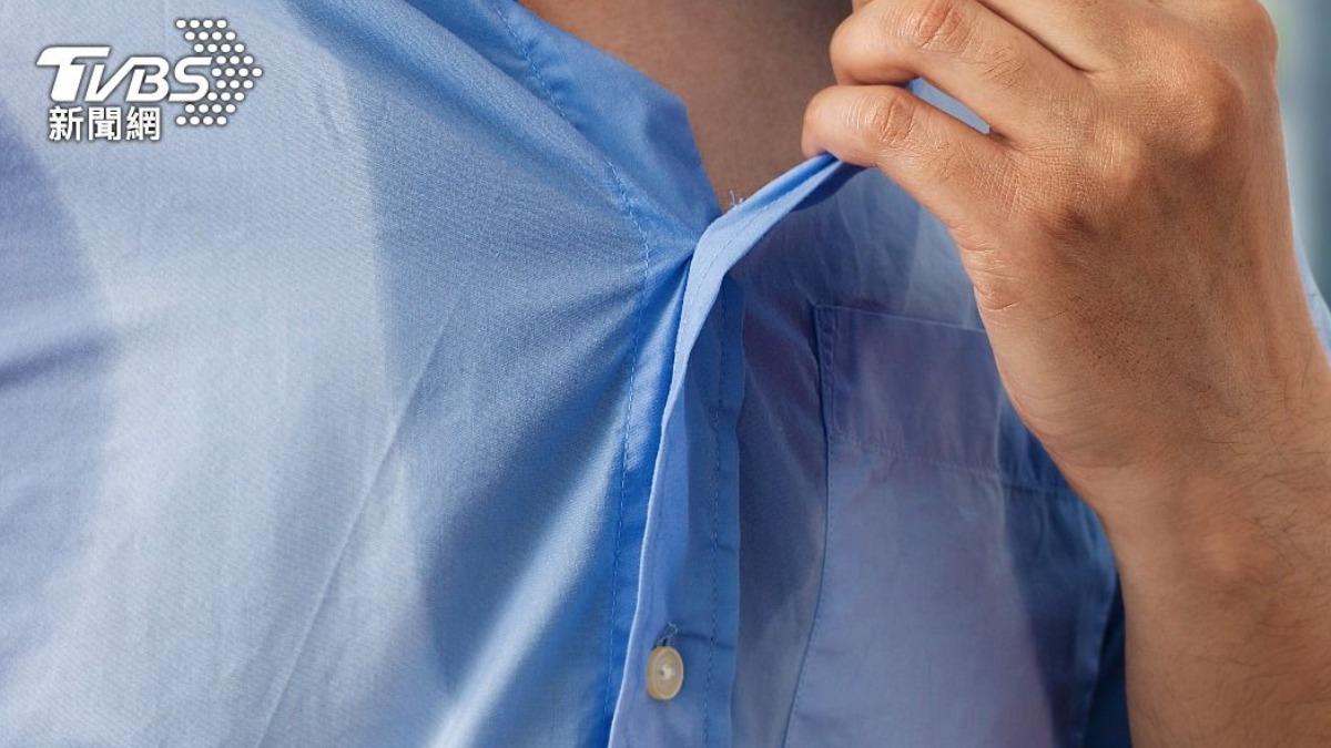 流汗衣服會臭有許多原因。（示意圖／Shutterstock達志影像）