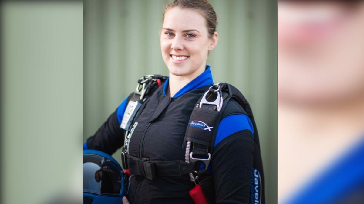 英國皇家空軍女軍官瑞秋，在一次跳傘中因為「主傘未開啟」而墜地死亡。（圖／翻攝自皇家空軍）