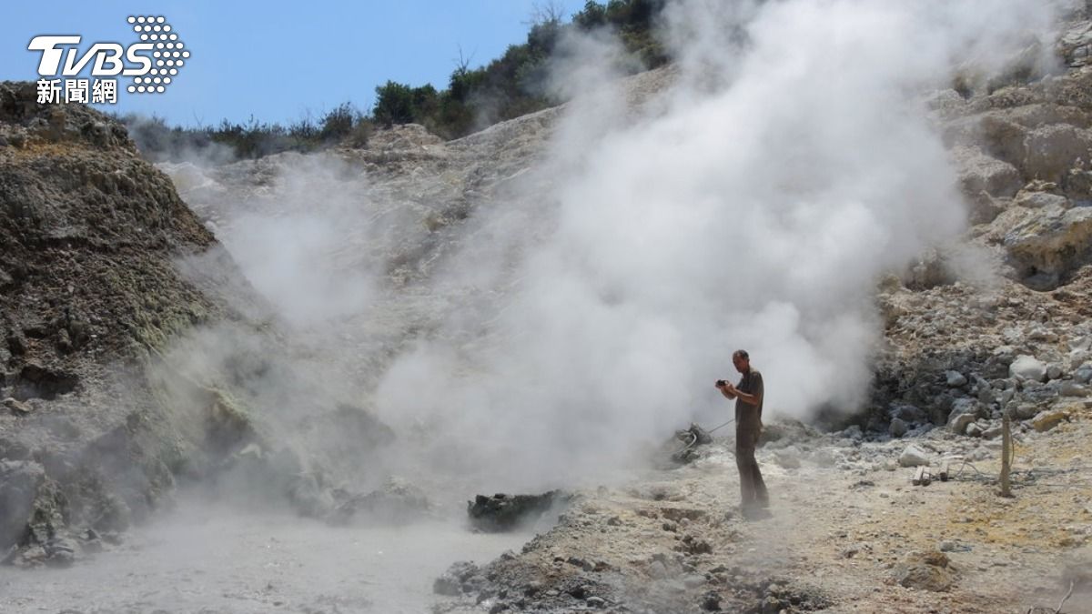 那不勒斯附近因近來岩漿活動釋放氣體，火山再次活躍。（圖／達志影像美聯社）