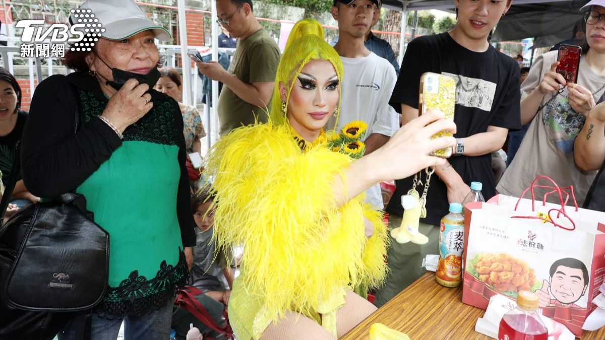 Drag queen Nymphia Wind rallies for democracy in Taiwan (TVBS News) Drag queen Nymphia Wind rallies for democracy in Taiwan