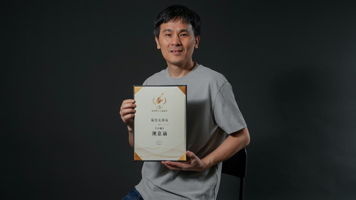 《小曉》導演靳家驊代陳意涵出席領獎。（圖／台灣影評人協會提供）