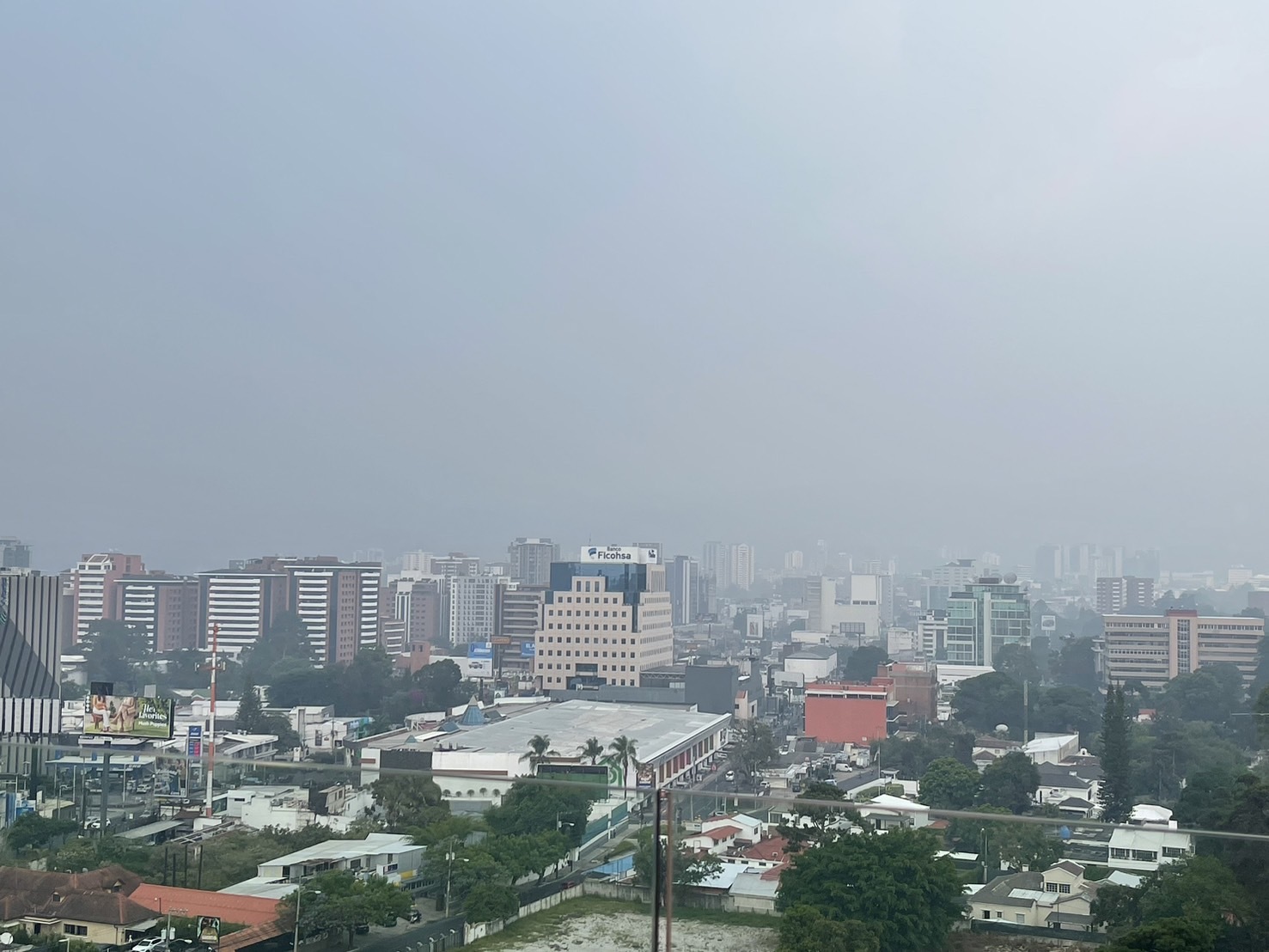 瓜地馬拉首都周邊山區發生森林大火，引發嚴重空污。（圖／中央社）