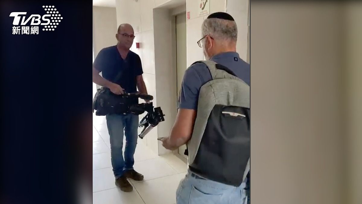以色列官員21日到南部城鎮史德洛特的美聯社據點，查扣美聯社一台攝影機和轉播設備。（圖／達志影像美聯社）