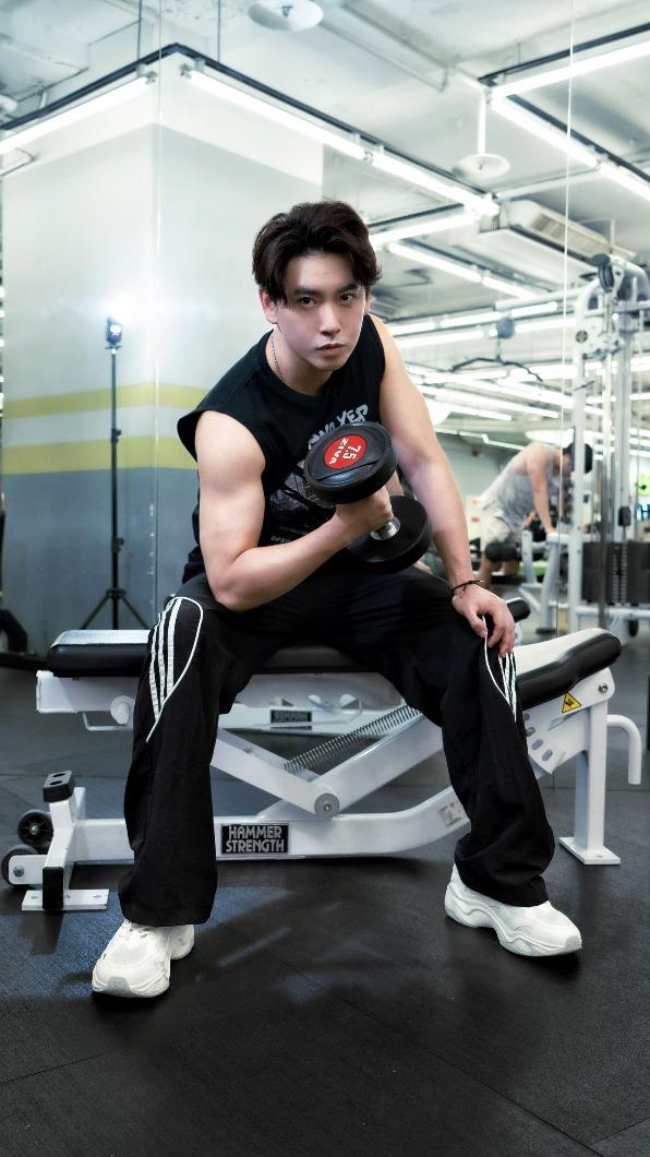 陳德修左手受傷，筋膜沾黏，快變成五十肩，經過半年治療才見好轉。（圖／橋對蛙練健身房提供）