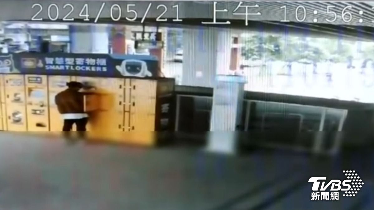 洪男進入捷運車廂前關鍵影像畫面。（圖／TVBS）