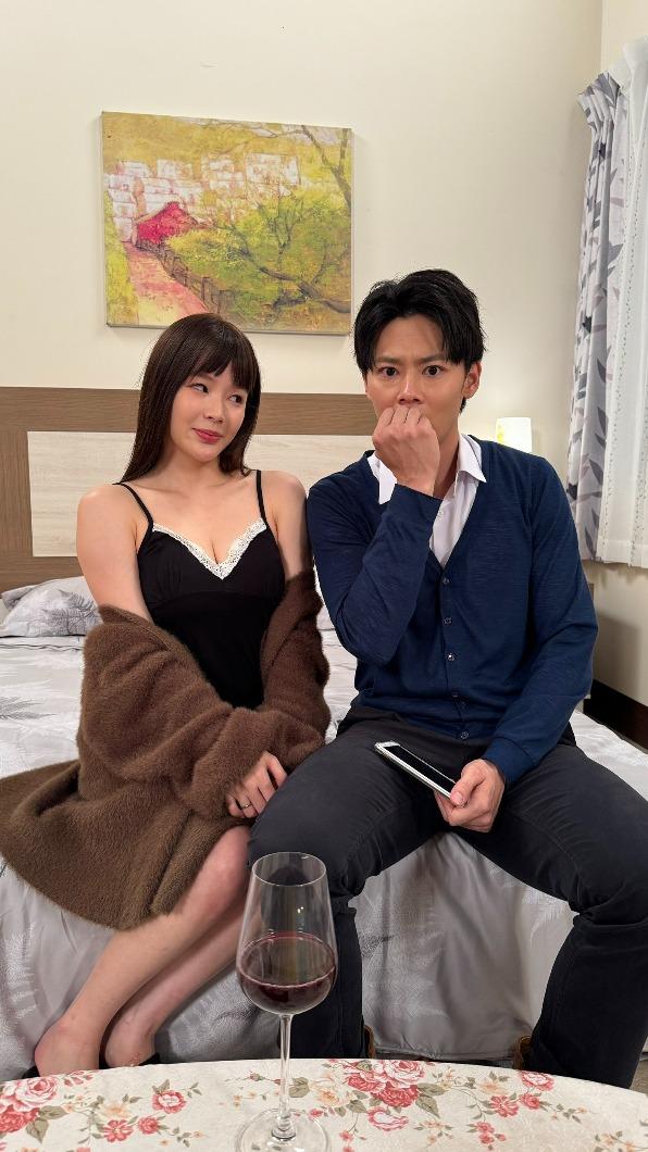 陳又榕（左）穿性感睡衣誘惑羅子惟。（圖／民視提供）