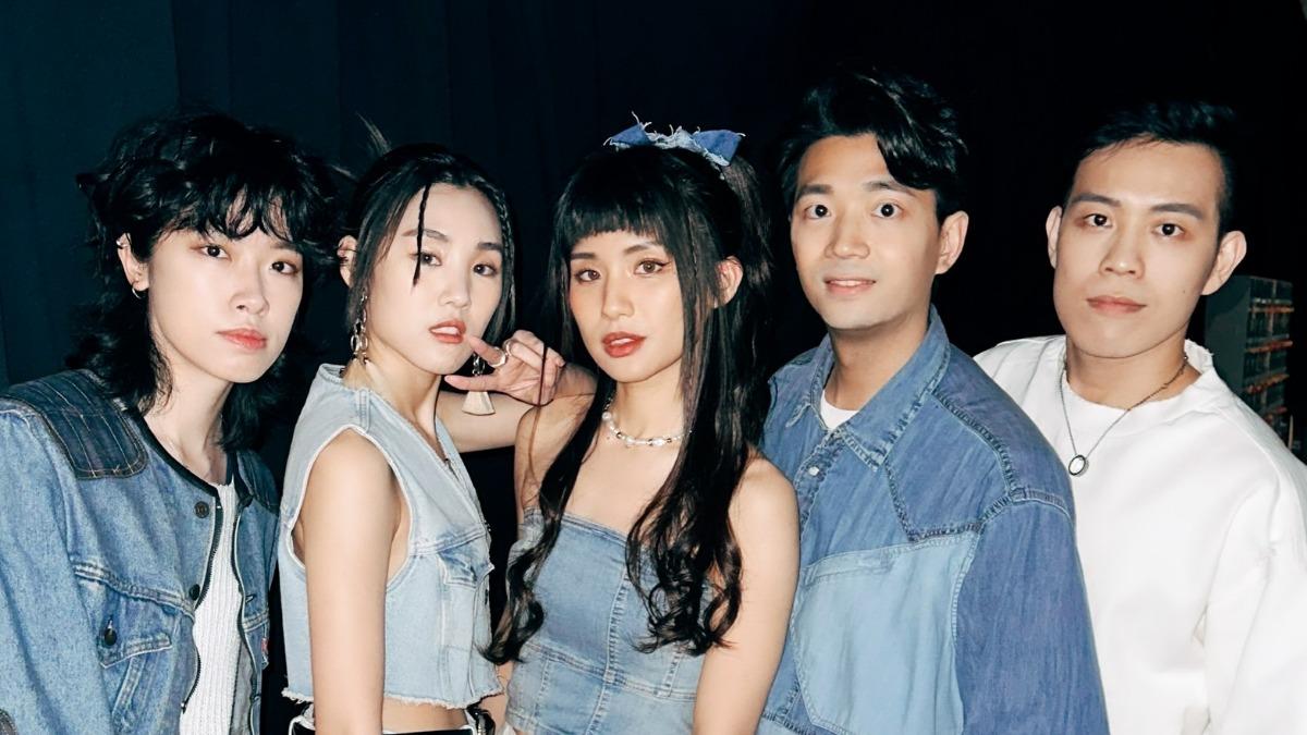 阿諾(右1)曾兼職到殯葬業工作。(圖/星恆娛樂提供)