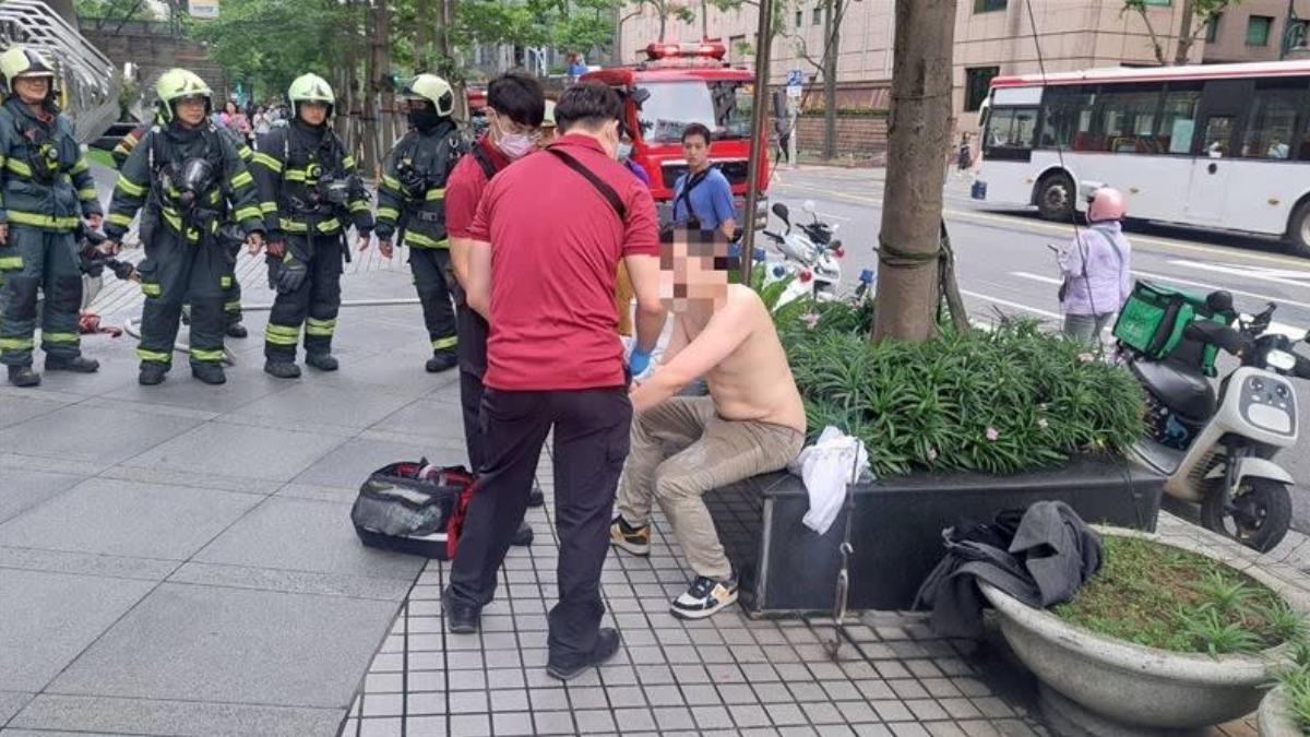 消防人員替連男查看燒燙傷。（圖／TVBS）