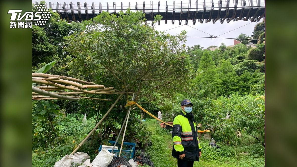 男子陳屍白石吊橋下方，警方封鎖現場調查。（圖／TVBS）