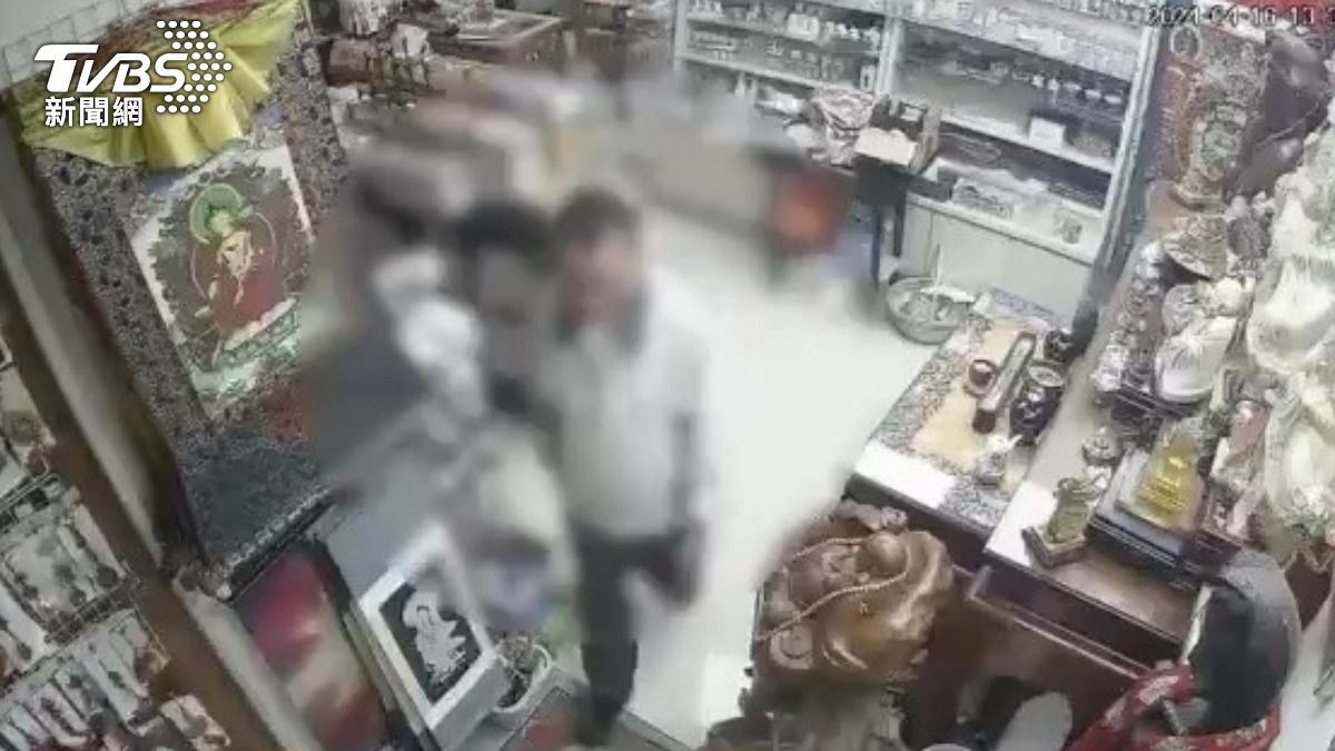 嫌犯闖進佛具店辦公室竊取皮夾。（圖TVBS）