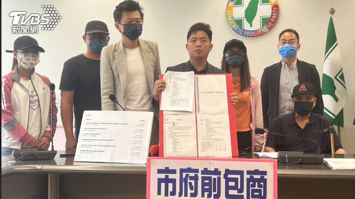 民進黨台中市議員蔡耀頡踢爆，「日佳室內裝修工程有限公司」前負責人蔡姓夫婦涉嫌詐騙。（圖／林冠丞攝）