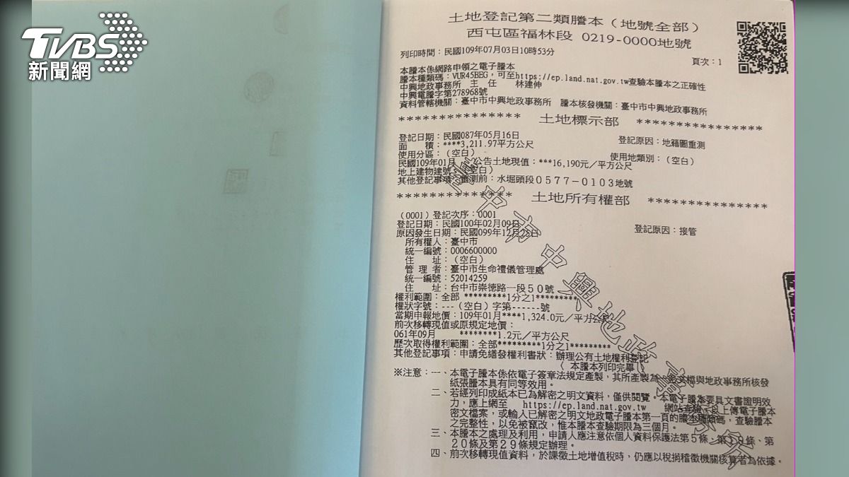 蔡姓夫婦拿著假的合約向受害者說明，要在西屯區福林路的殯葬用地蓋殯儀館。（圖／林冠丞攝）
