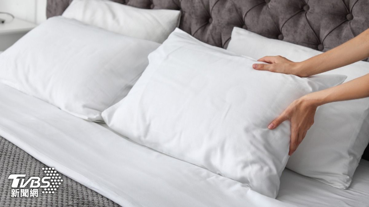 男子聽說墊高枕頭可以防止胃食道逆流，最後竟導致頸椎變形。（示意圖／shutterstock達志影像） 