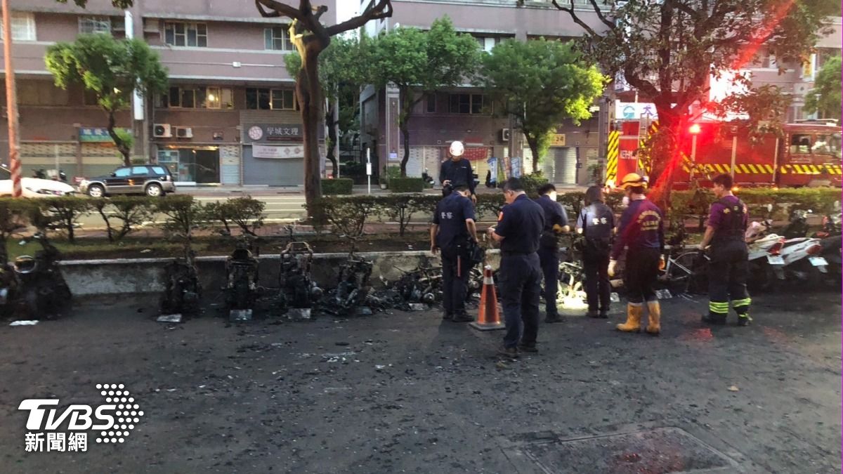 13輛機車、1輛電輔車、1輛單車全被燒成只剩骨架。（圖／TVBS）