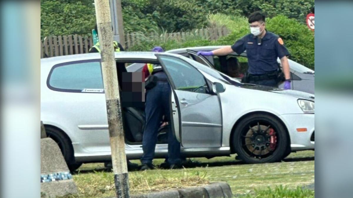 桃園竹圍漁港驚見男子昏迷車內。（圖／翻攝自記者爆料網）
