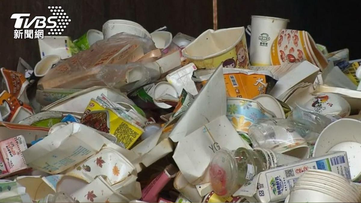紙餐盒不是丟紙類回收，而是要丟入餐盒容器類回收。（圖／TVBS資料畫面）