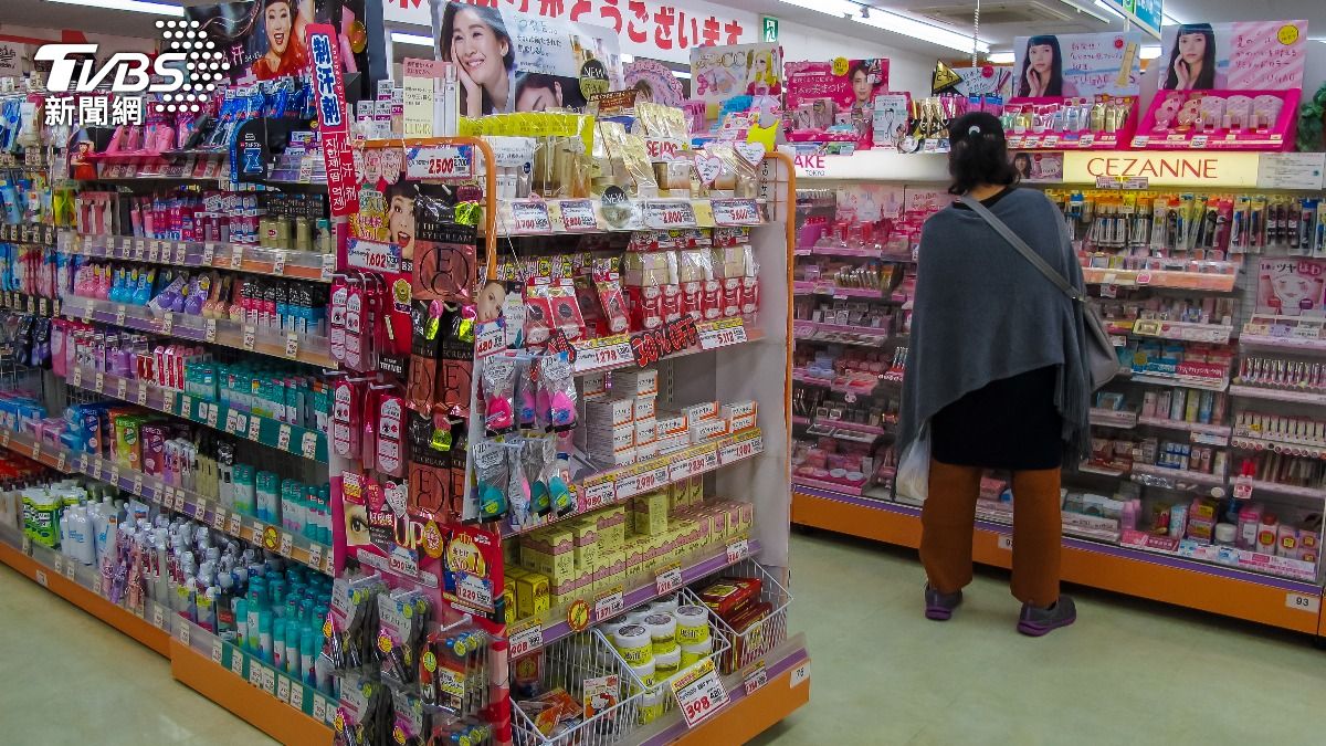 觀光客到日本旅遊，都會到藥妝店購物。（示意圖，與本文無關／shutterstock達志影像）